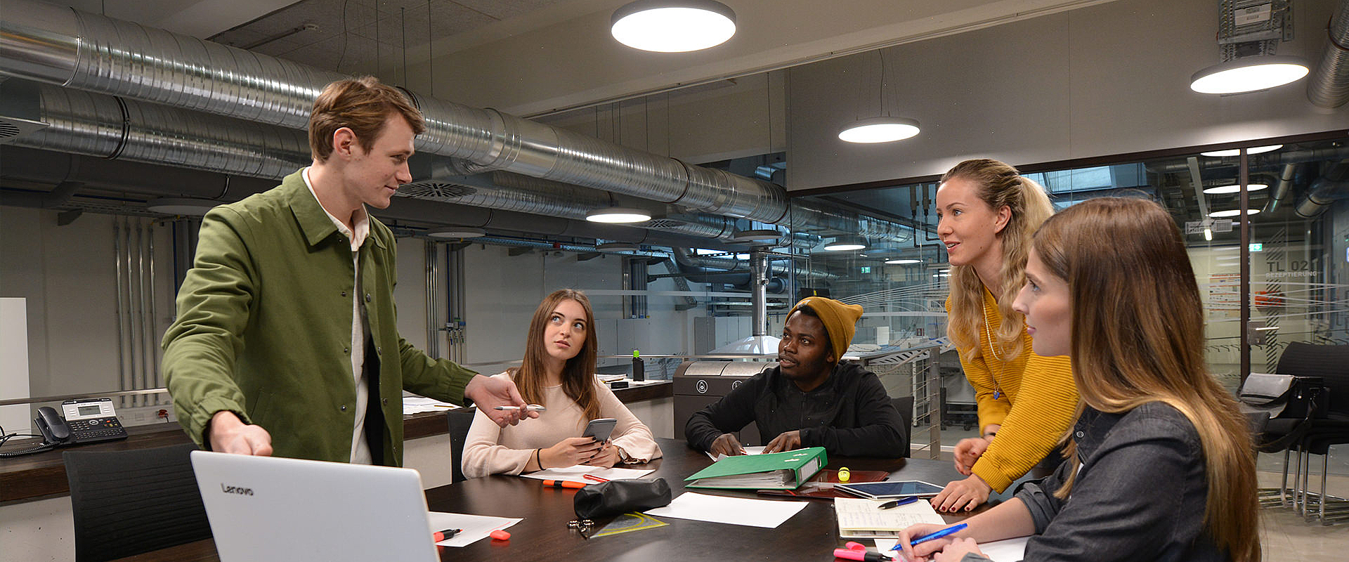 Gruppenarbeit in der Turbinenhalle Studierende bearbeiten ein Projekt im Textillabor