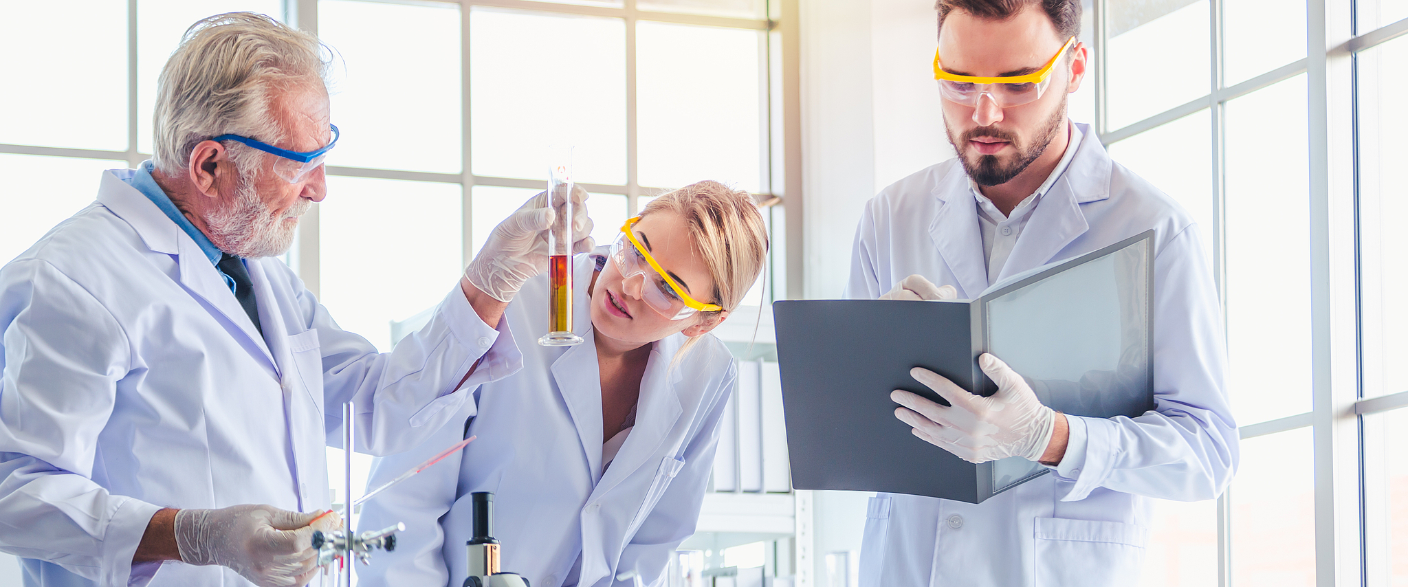 Ausbildung Life Science Ausbilder und Studierender bei Labor Arbeit