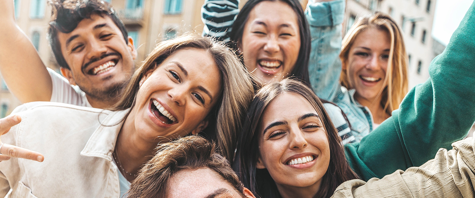 Gruppenbild von Studierenden, Glücklich schauend blicken Sie in die Kamera