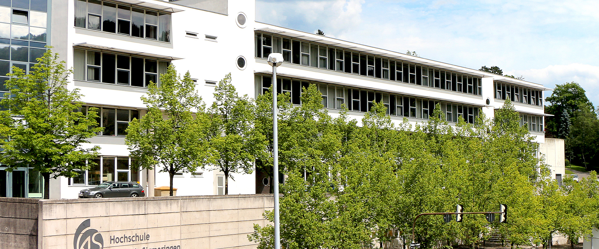 Hochschulgebäude und Allee am Campus Albstadt