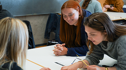 Studierende arbeiten am Tisch an der Spaghetti-Challenge