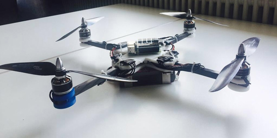 Autonom fliegender Quadrokopter, der in einem Gemeinschaftsprojekt von Gymnasiasten und Studierenden des Maschinenbaus entwickelt wurde