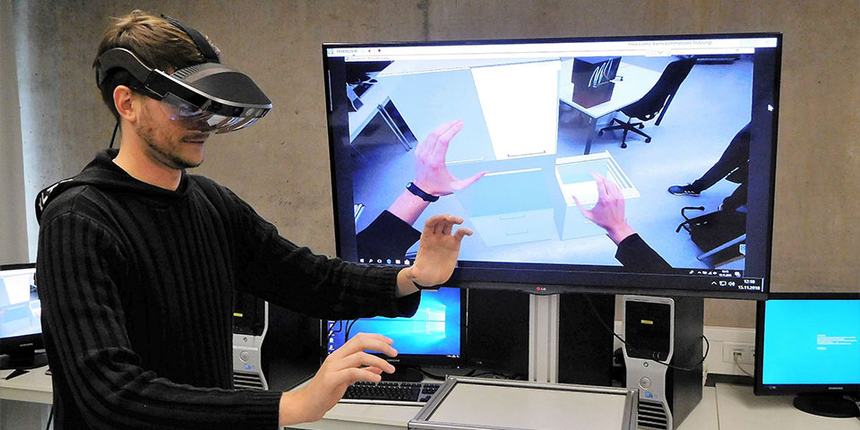 Projekt Virtuelle Kollaboationsumgebung (EMOKO), Mitarbeiter mit VR-Brille und 3D-Simulation
