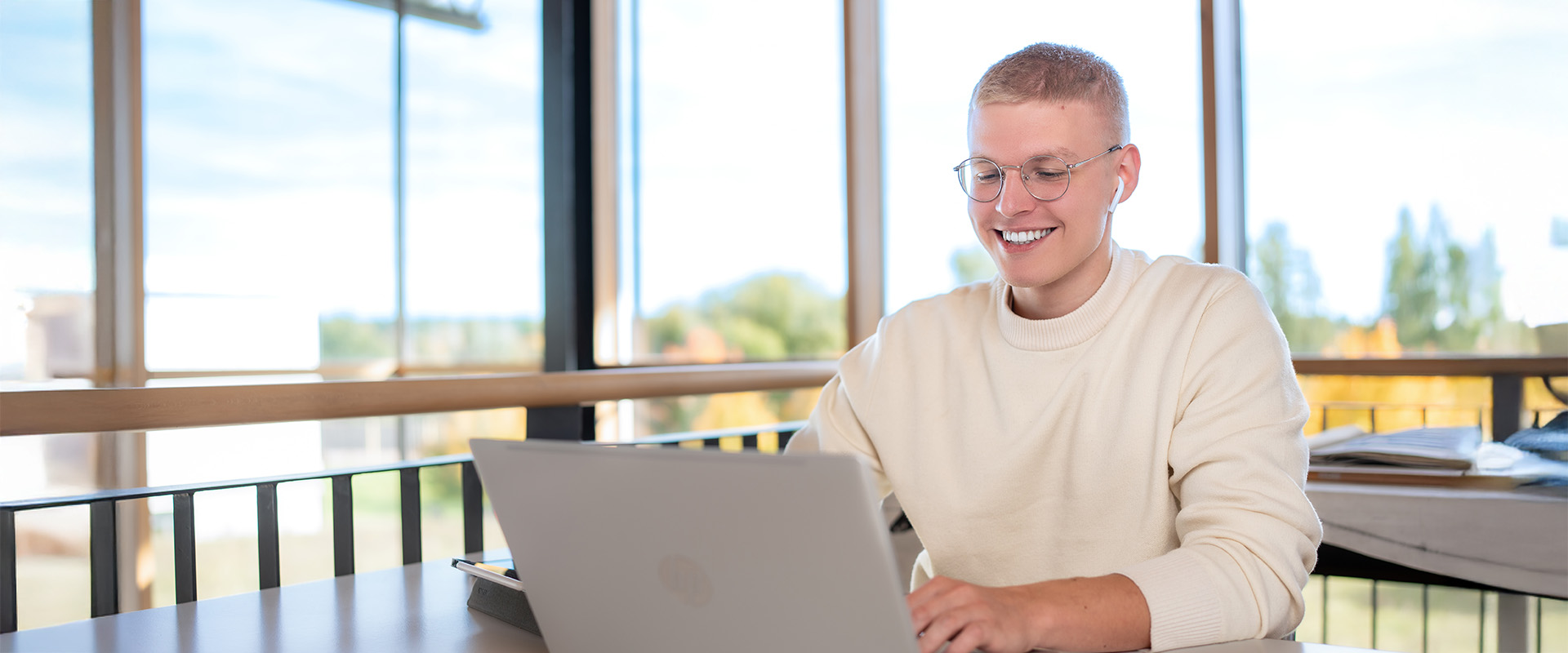 Student sitzt am Laptop und ist im Online-Gespräch